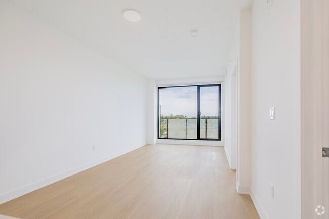 1BR, 1BA - 648SF - Living Room - Bellevue MTL