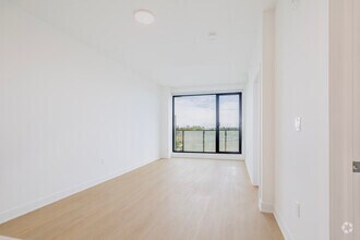 1BR, 1BA - 648SF - Living Room - Bellevue MTL