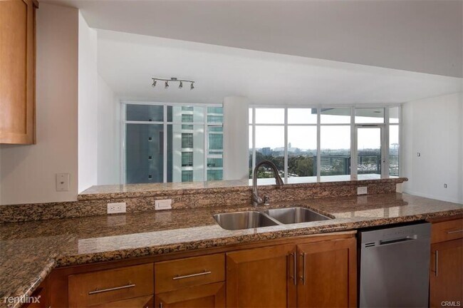 Foto del edificio - 400 W Ocean Blvd