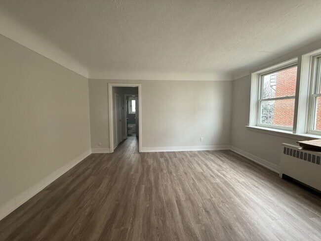 Building Photo - 14 Crosthwaite Ave S