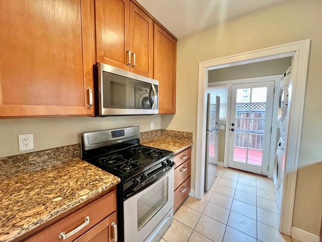 Building Photo - 2 Bedroom/1 Bathroom Single Family Home with 1-Car Garage and Laundry