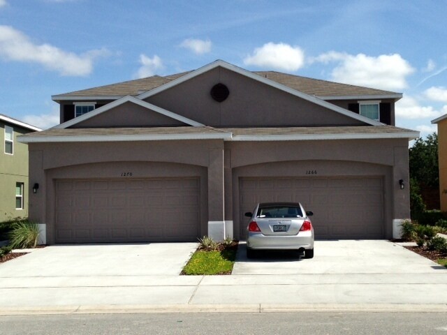 Foto principal - Beautiful 3 bedroom, 2.5 bath townhouse in...