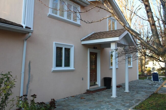 Foto del edificio - 58 Mahopac Ave