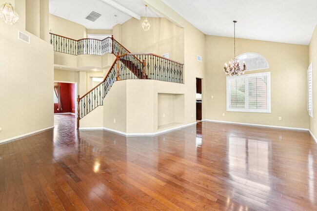 Foto del edificio - Immaculate 5 Bedroom, 3 bathroom home nest...