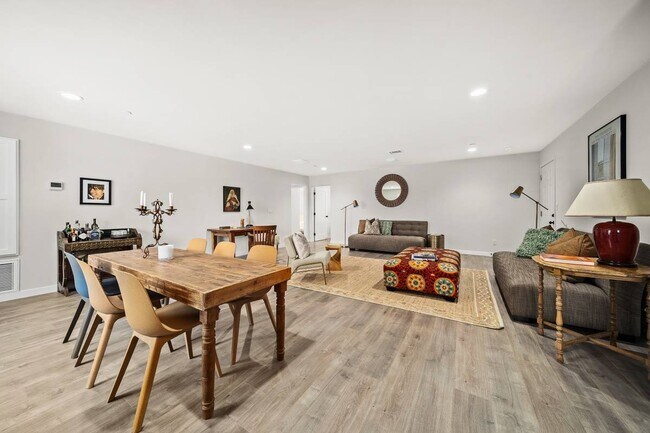 Espacio para mesa de comedor o isla. - 14209 Gilmore Street