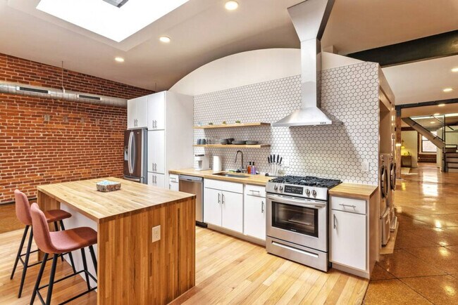 Building Photo - 120 E 13th St