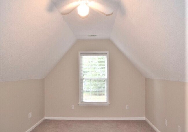 Building Photo - 14 Candor Pl