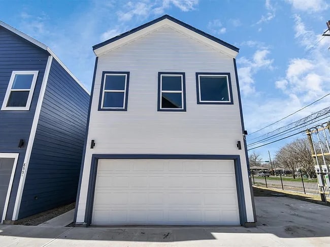 Building Photo - 855 S Victory Dr