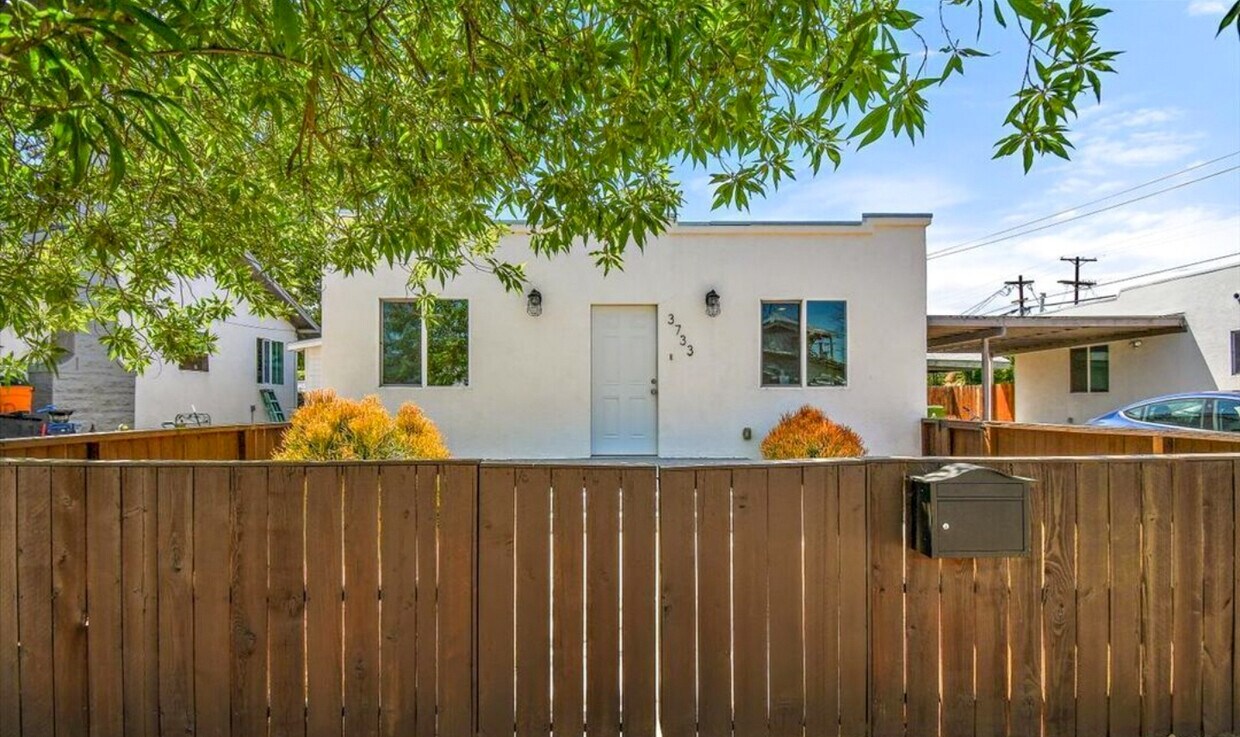 Foto principal - 3733 S La Salle Ave