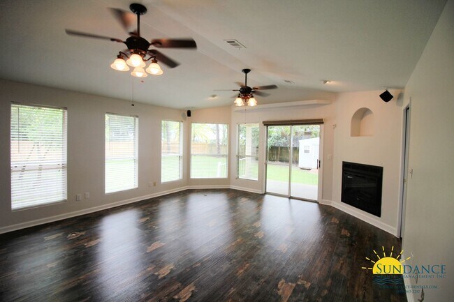 Building Photo - Stunning 4 Bedroom Home in Fort Walton Beach
