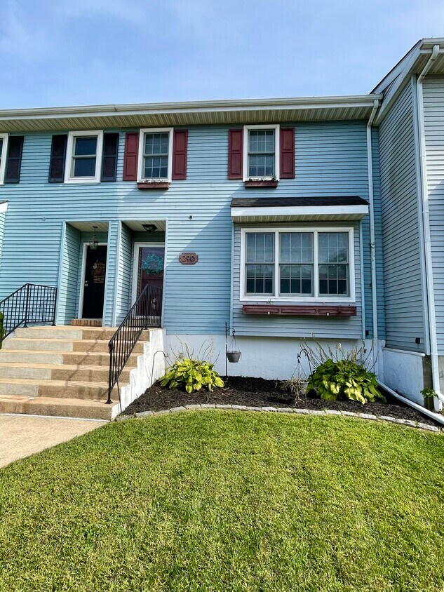 Primary Photo - 290 Green Ln