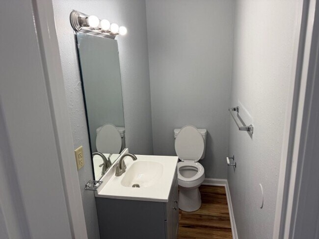 Foto del edificio - 2 BED 1.5 BATH CONDO COMING SOON!