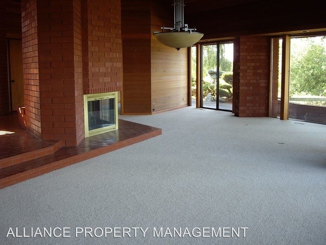 Building Photo - 4804 Skycrest Way
