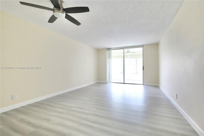 Building Photo - 6870 Royal Palm Blvd