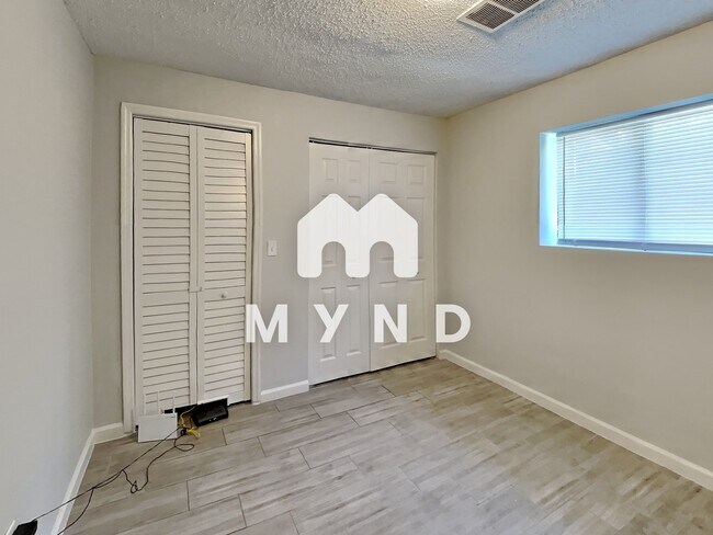 Foto del edificio - 379 Elm St NW Unit G