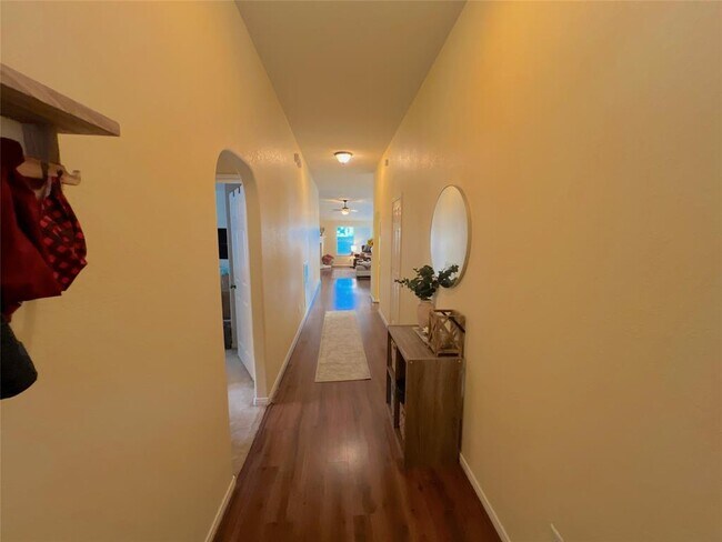Building Photo - 24027 Floragate Dr