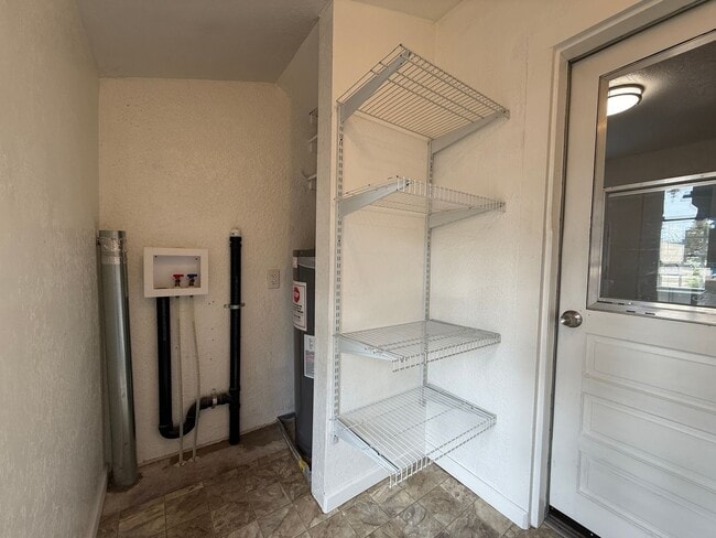 Building Photo - MOVE IN SPECIAL! CHARMING TRIPLEX UNIT LOCATED IN POPULAR OLD MILL DISTRICT