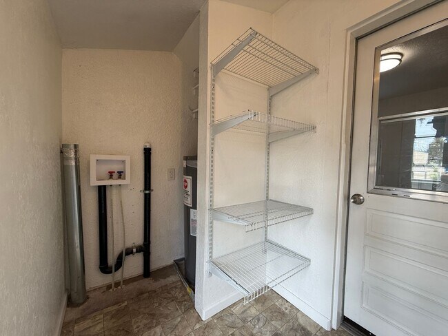 Foto del edificio - MOVE IN SPECIAL! CHARMING TRIPLEX UNIT LOCATED IN POPULAR OLD MILL DISTRICT