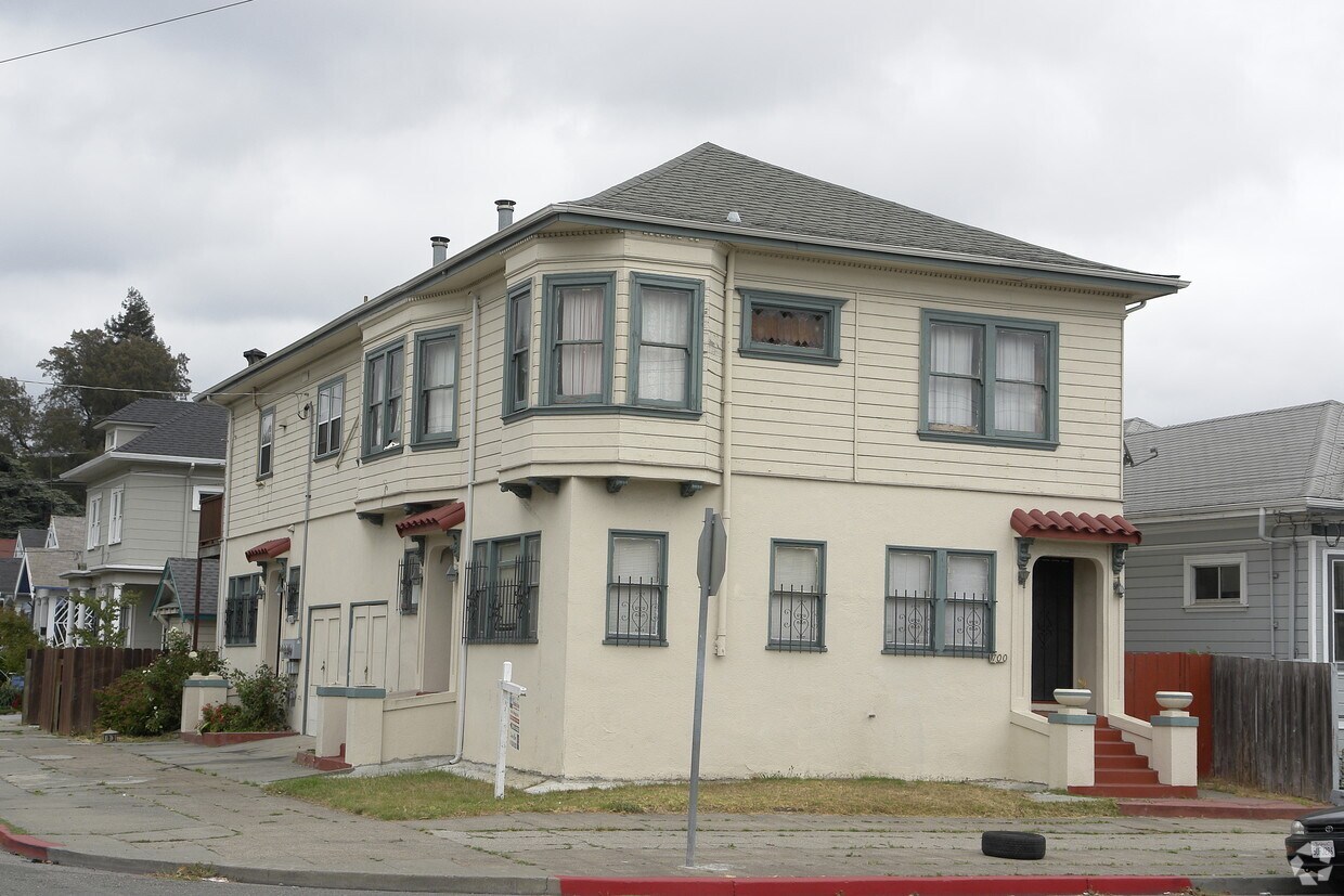 Primary Photo - 1700 E 15th St