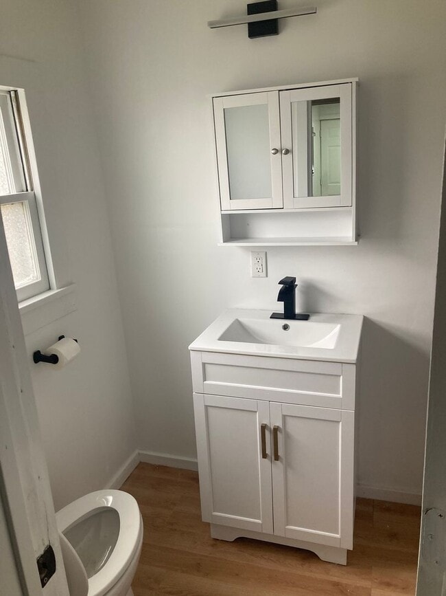 Building Photo - Charming 1BR Apartment - Close to Downtown...