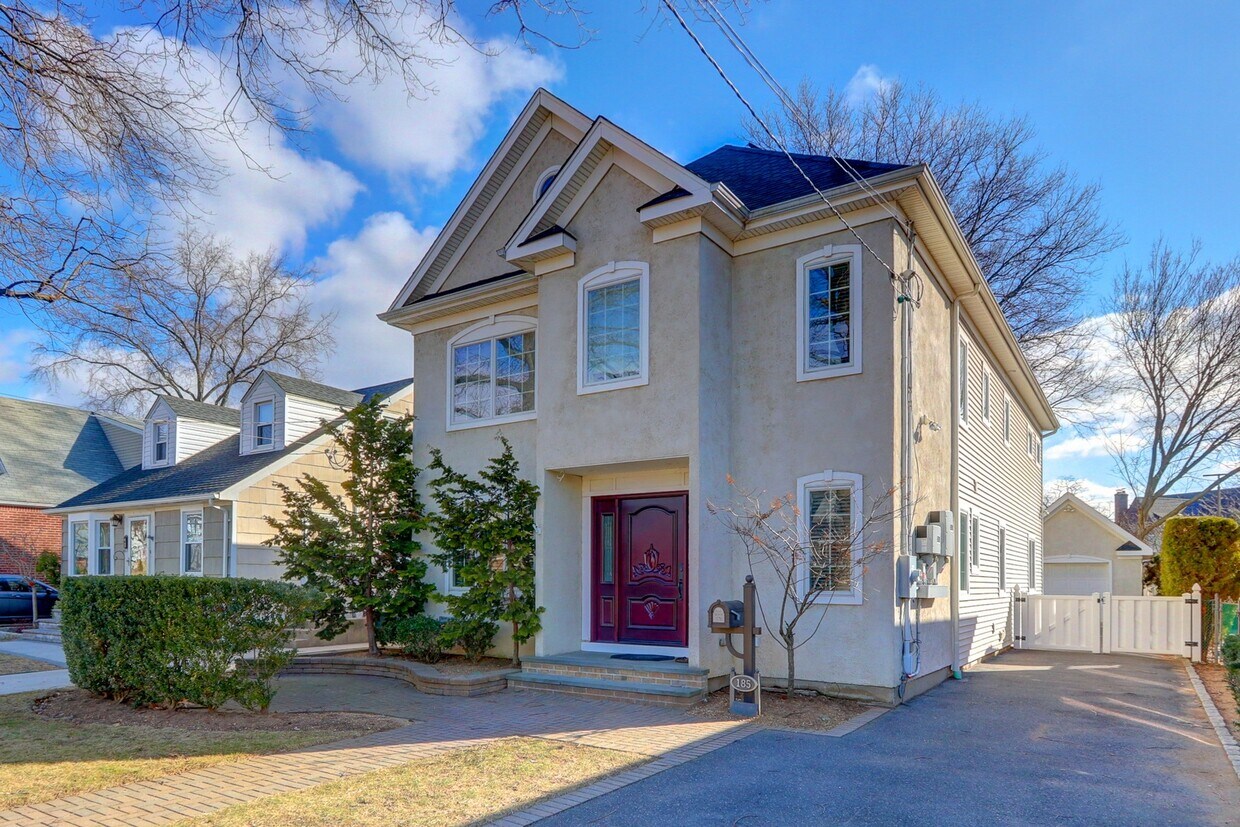 185 W Poplar St, Floral Park, NY 11001 House Rental in Floral Park