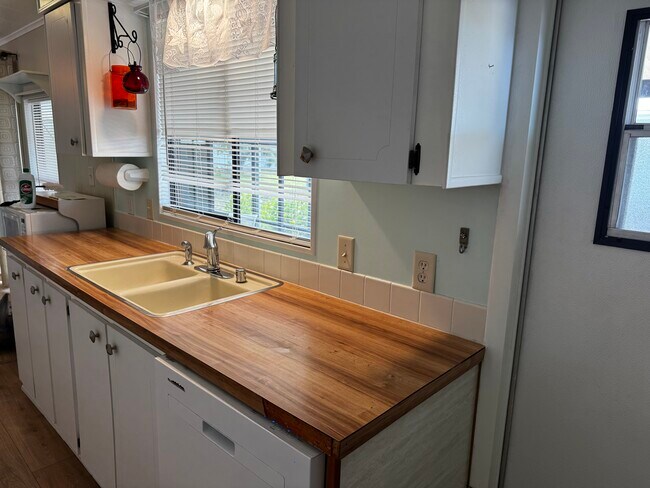 Foto del edificio - 10 Lake Diane Dr