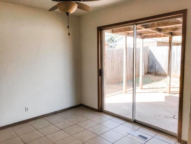 Building Photo - 925 St James Ct
