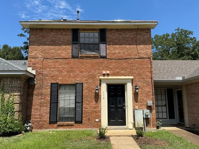 Foto del edificio - 578 Hollow Wood Rd