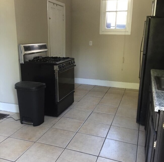 Kitchen 2 - 332 E 9th St