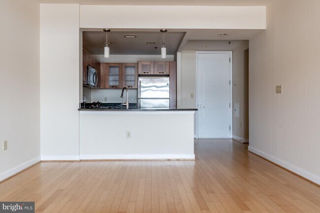 Building Photo - 5750 Bou Ave