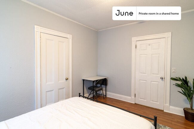Foto del edificio - Private bedroom in 3 bed/1 bath Home