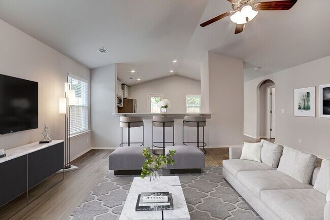 Building Photo - 4/2.5/2 Near Downtown!