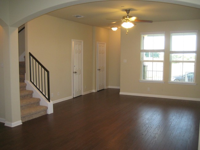 Foto del edificio - 706 Lost Pines Ln