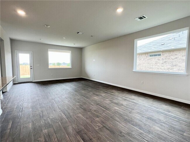 Building Photo - 105 Brody Ln