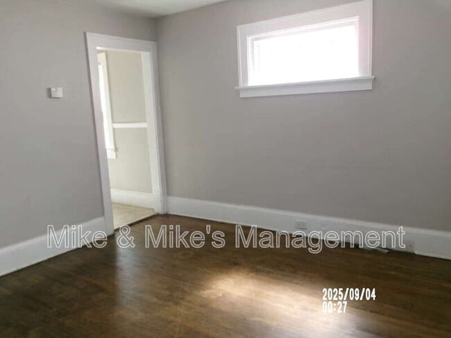 Building Photo - 1126 S 56th St