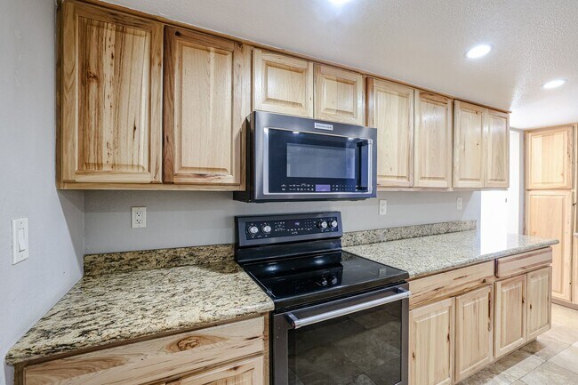 Foto del edificio - Spacious 3 Bedroom Townhouse