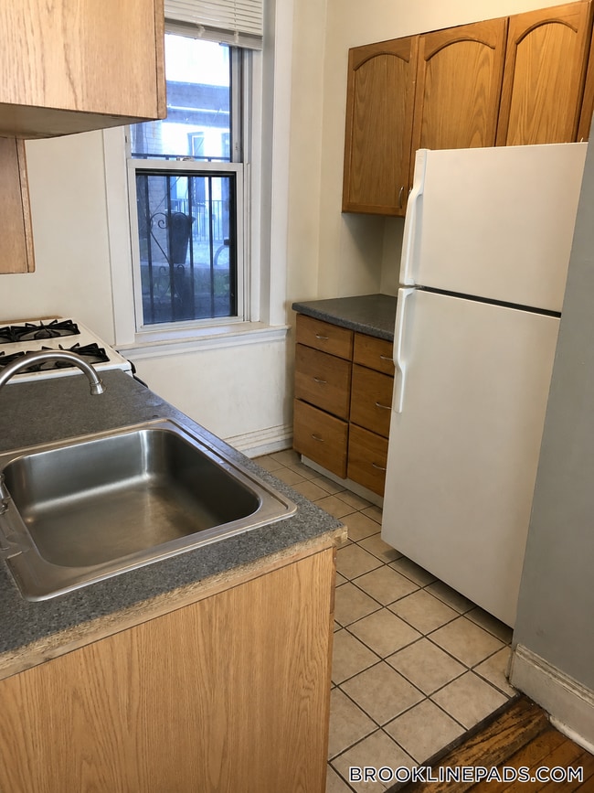 Building Photo - 352 Riverway