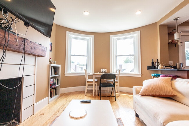 Building Photo - 26 Linden St