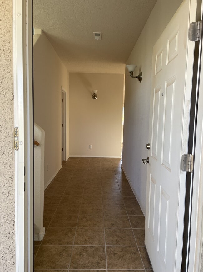 Building Photo - 2230 Vista de Colinas Dr SE