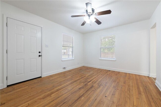 Building Photo - 928 E 56th St
