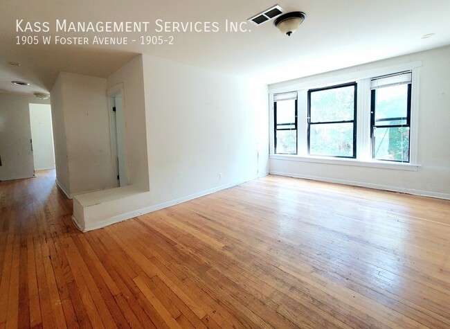 Foto del edificio - Large 3 Bedroom 1.5 bath with separate LR/...