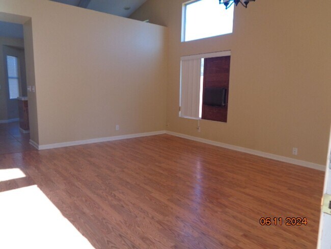 Foto del edificio - Clean West Palmdale One Story Offering 149...