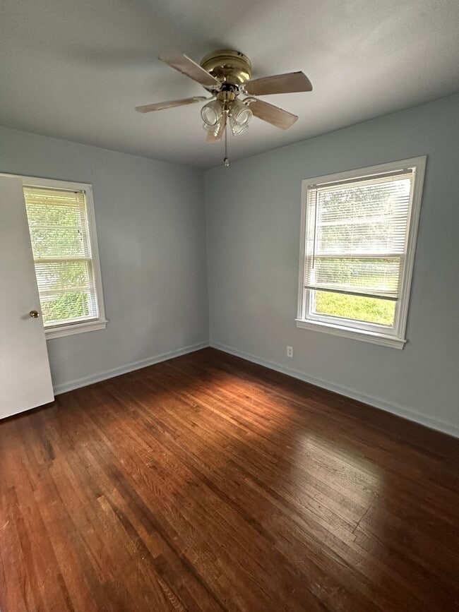 Building Photo - 3 bedroom/1 bath house!