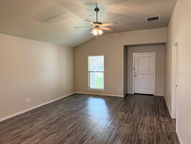 Building Photo - "Charming 3-Bed, 2-Bath Home with 1543 Sq Ft of Comfort on N Texas Ave, Lubbock!"