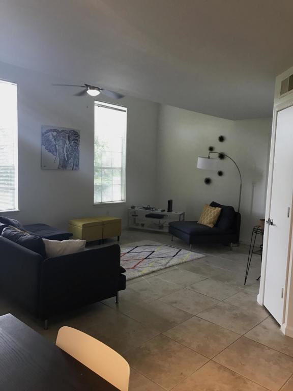 Building Photo - 1050 Crystal Way
