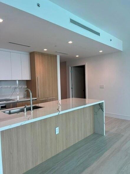 Foto del edificio - 2411 Laguna Cir