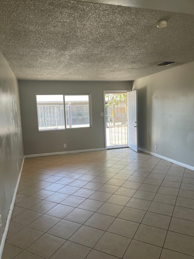 Foto del edificio - 3801 Royal Crest St