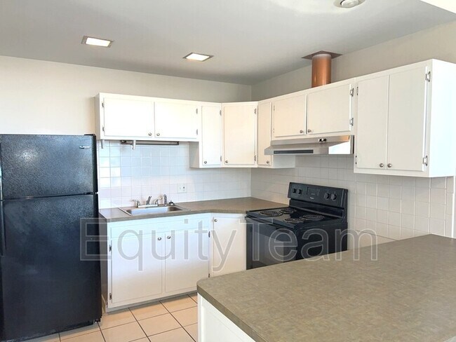 Building Photo - 4946 Bayside Dr