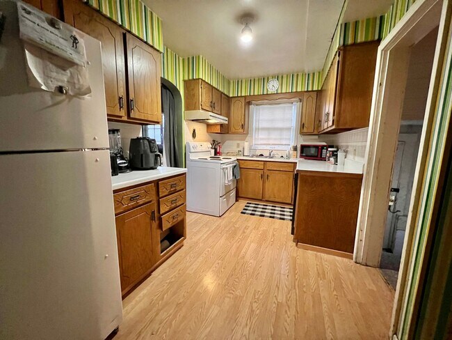 Foto del edificio - Pre-Leasing 5 Bed 3 Bath Close to Aggieville!