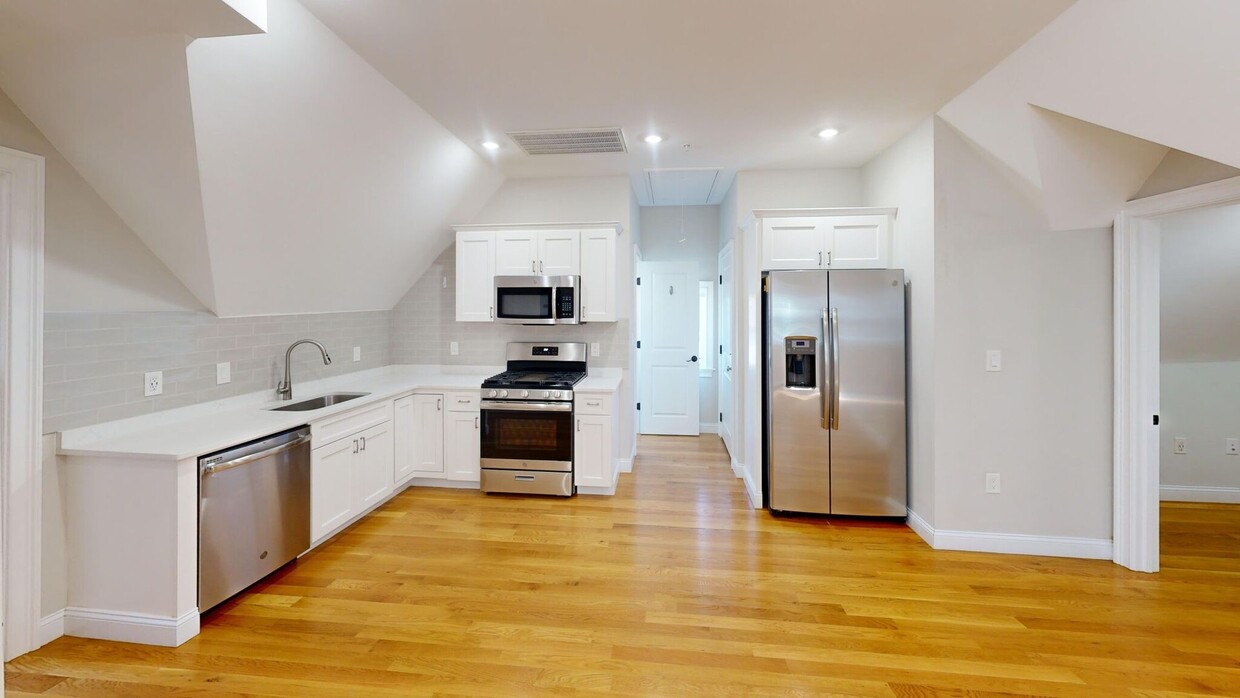 Foto principal - HOT ALLSTON LISTING!!!!